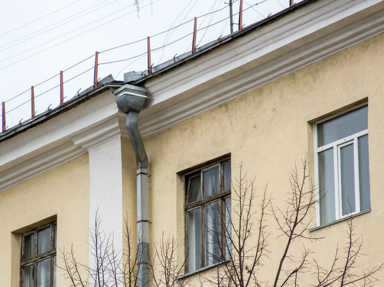 В Кемерове мужчина выпал из окна седьмого этажа и остался жив