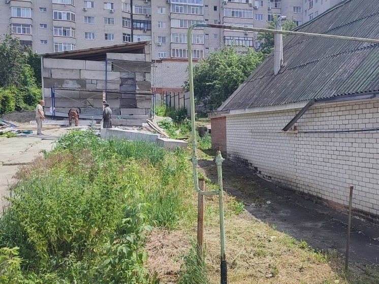 В Курске строительство офисного здания на Семеновской вели без ограждения