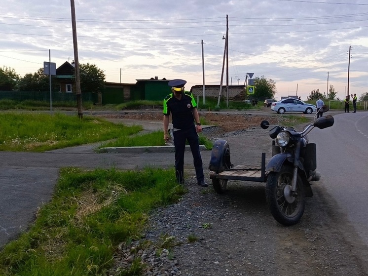 На Среднем Урале мотоциклист устроил ДТП, в котором пострадали его жена и дочь