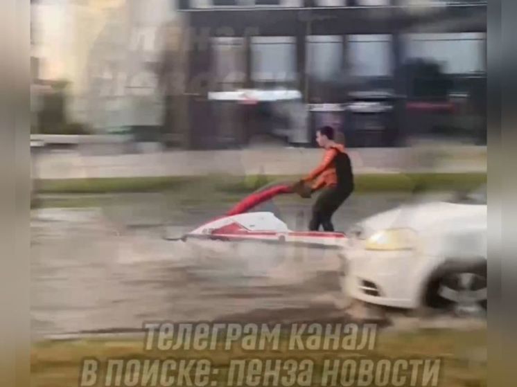 Пензенский аквабайкер устроил шоу на затопленной дороге