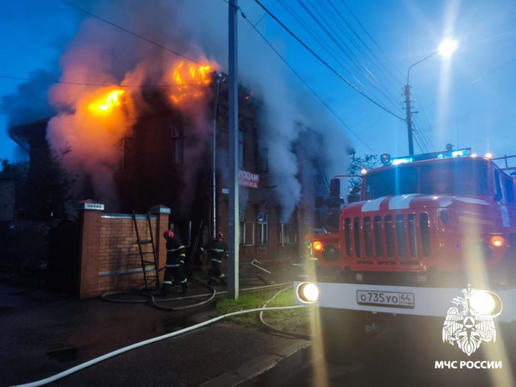 Костромские ЧП: в ночном пожаре на Симановского получили ожоги два человека