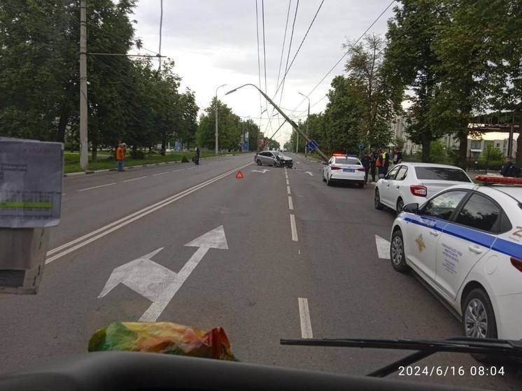 В Орле отечественная легковушка протаранила фонарь