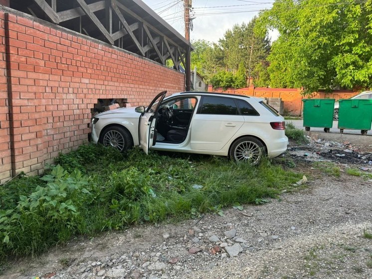 В Кисловодске водитель влетел в кирпичный забор, потеряв сознание за рулем