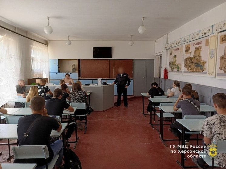 На Херсонщине полицейские провели профориентационный урок для студентов