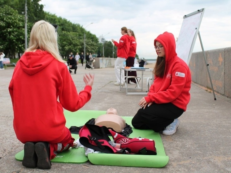 В Архангельске волонтеры Красного креста провели интерактив для детей на свежем воздухе