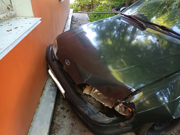 Автомобиль пробил стену дома в Петрозаводске, водитель сбежал