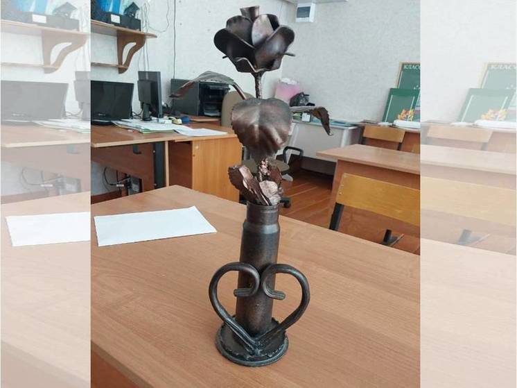 Участник СВО из тамбовского села подарил своим учителям розу из боевого снаряда