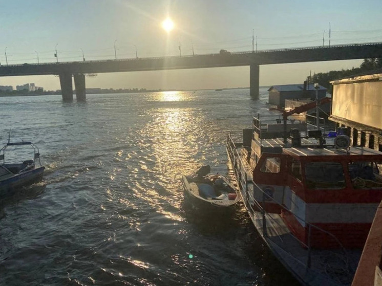 В Новосибирске после столкновения лодки с баржей ведется прокурорская проверка