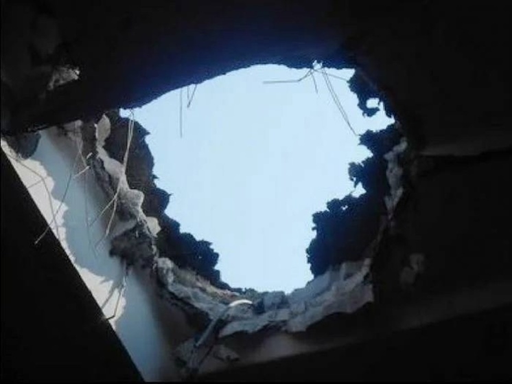 В Таганроге крышу жилого дома проломила часть упавшего с неба беспилотника