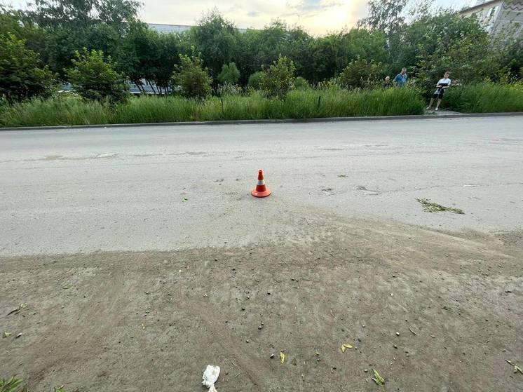 В Новосибирске подросток на ходу упал с электросамоката
