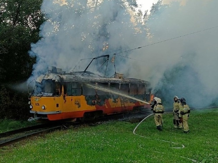 «Еле дверь выломал»: барнаулец спас людей из загоревшегося трамвая