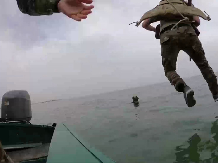 Морская пехота группировки войск «Днепр» тренируется форсировать водные преграды