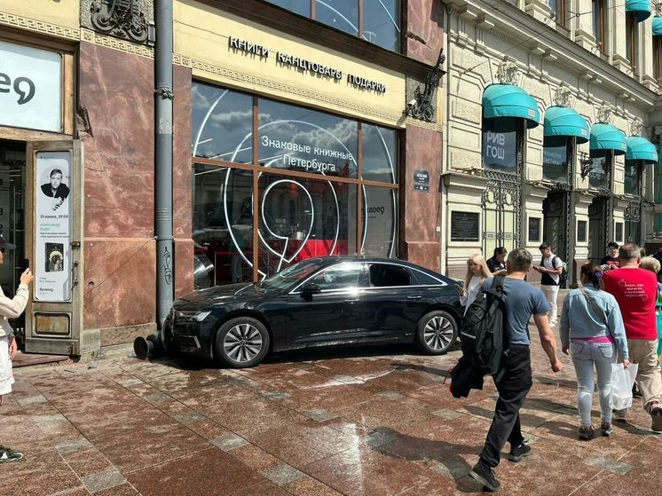 Audi с московскими номерами протаранила в витрину магазина на Невском проспекте
