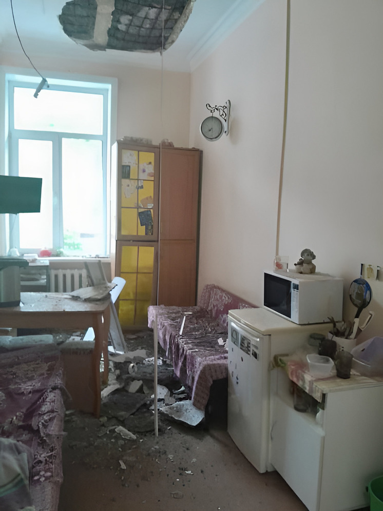 В Невельске во время землетрясения рухнул потолок в больнице