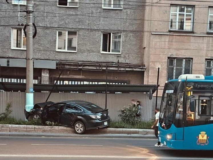 Toyota влетела в столб после ДТП с троллейбусом в центре Читы