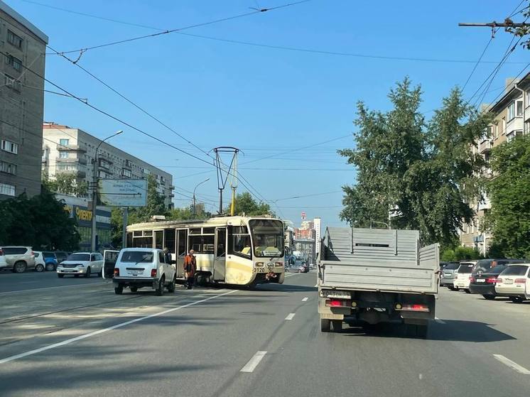 В Новосибирске очередной трамвай сошел с рельсов на улице Дуси Ковальчук