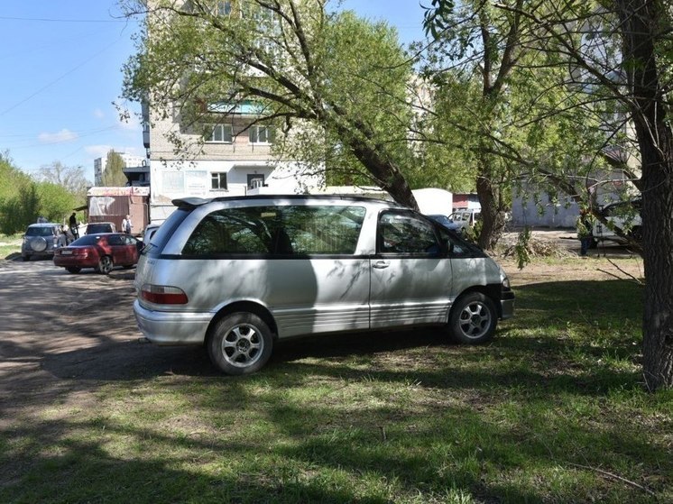 В Омске более 2 тысяч нарушителей получат штраф за парковку на газонах
