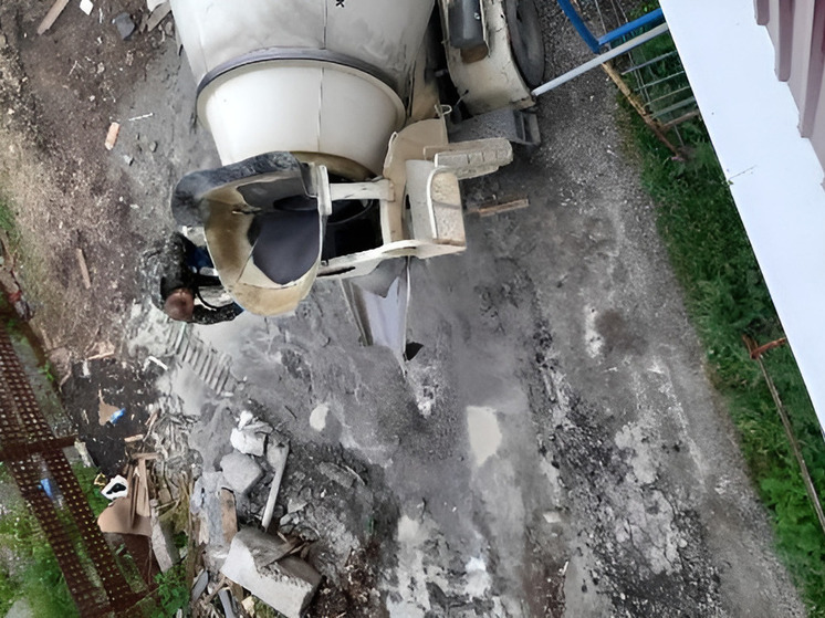 В Невельске строители моют бетономешалку прямо под окнами жителей