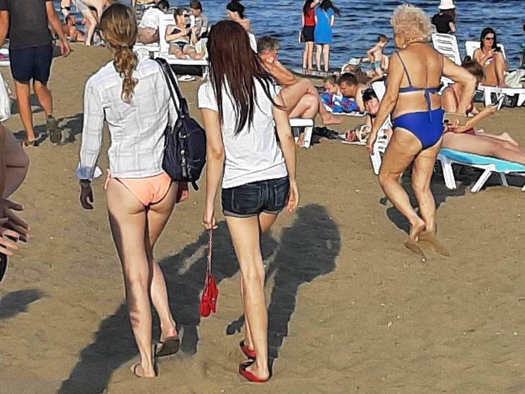 Саратовцы стоя загорали на новом пляже