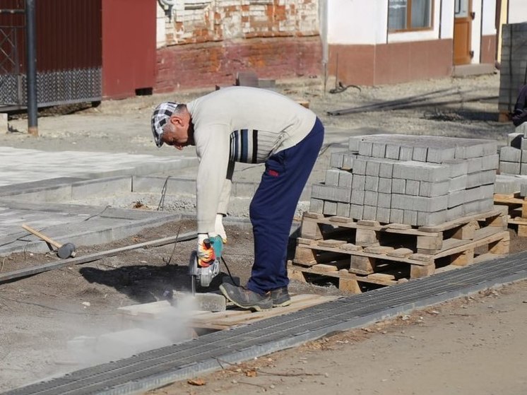 В Калининском районе благоустраивают зону отдыха