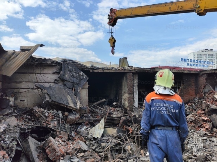 Элитные иномарки сгорели во время пожара в гаражном кооперативе Томска
