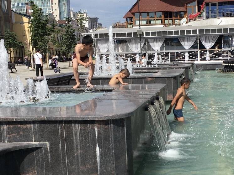 Спасаясь от жары, саратовские подростки и дети купаются в фонтанах