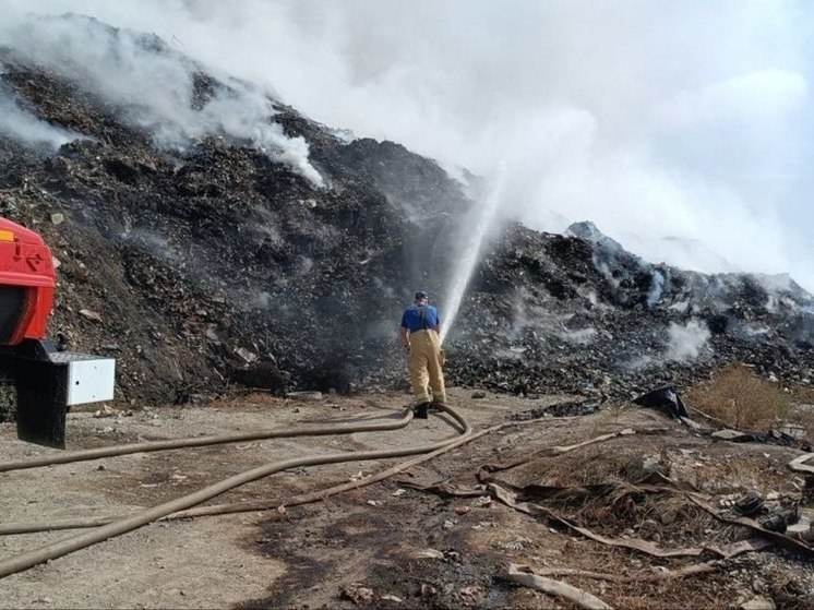 Огонь на мусорном полигоне под Новороссийском не могут потушить больше недели