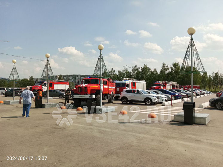 Пожарные машины прибыли к ТЦ «Лапландия» в Кемерове