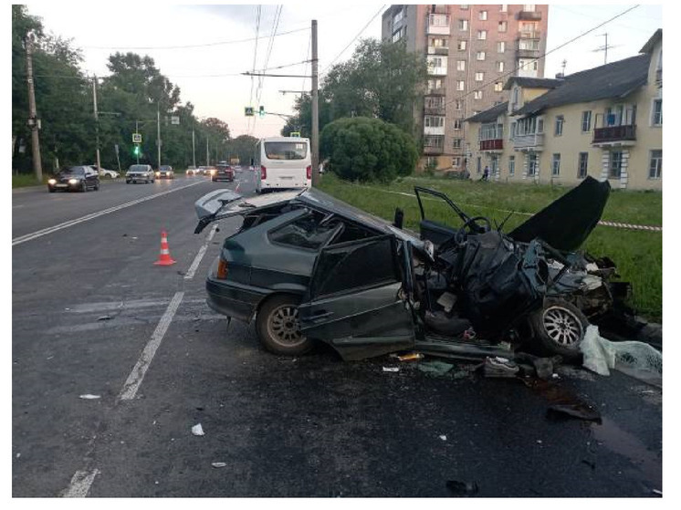 Лобовое столкновение легковушки и автобуса произошло в Вологде