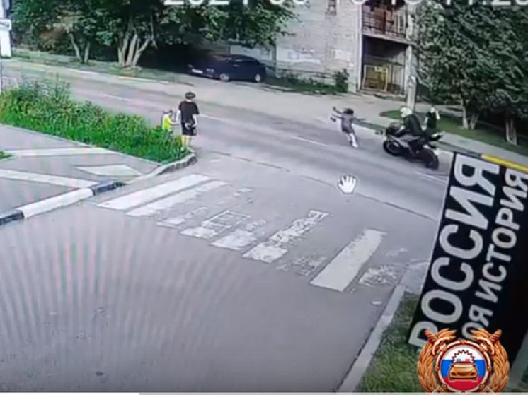 Появилось видео ДТП с мотоциклом в Твери, в котором пострадала 7-летняя девочка