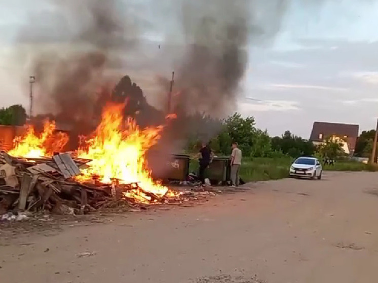В Тверской области люди спасли от огня мусорные баки