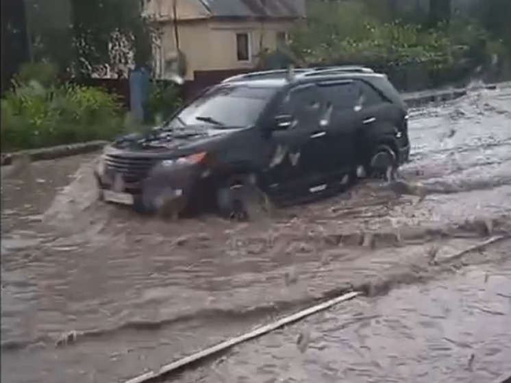 После бури и ливня дороги в Барнауле превратились в реки