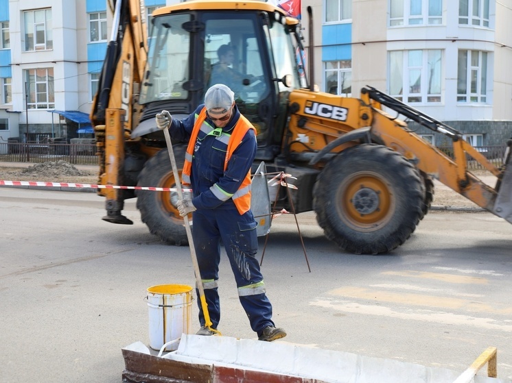 В Нарьян-Маре обновляют дорожную разметку