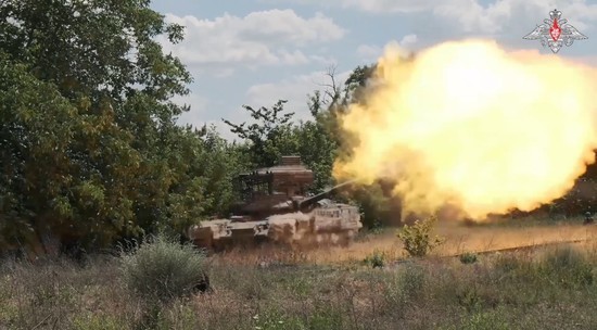 Экипаж танка Т-72Б3 уничтожил "опорник" ВСУ: кадры прицельного огня