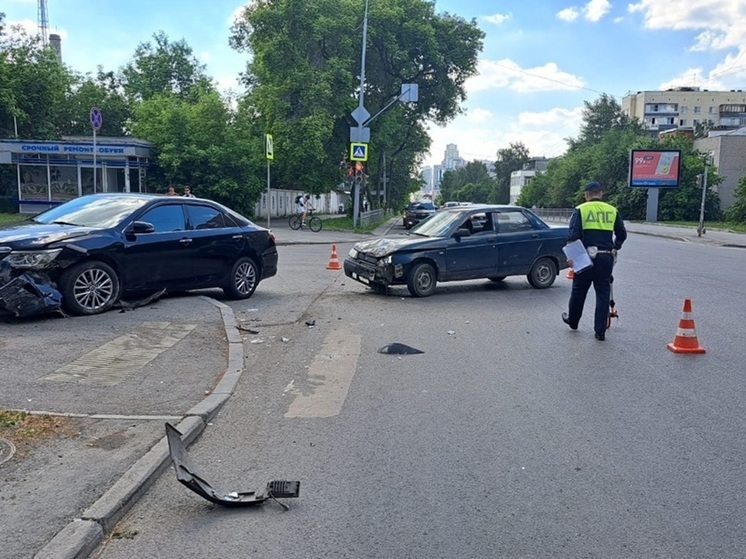 В Екатеринбурге машина сбила девушку, стоявшую на тротуаре