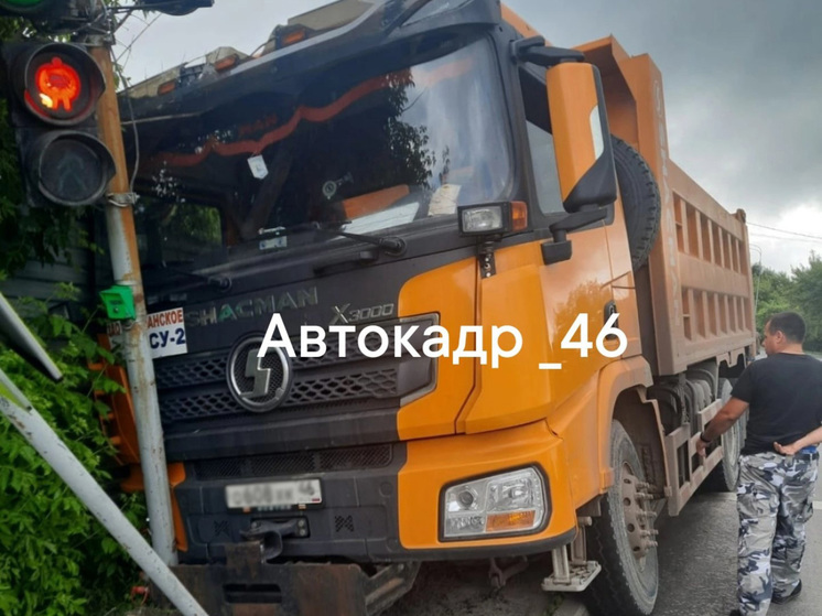 Под Курском самосвал протаранил светофор