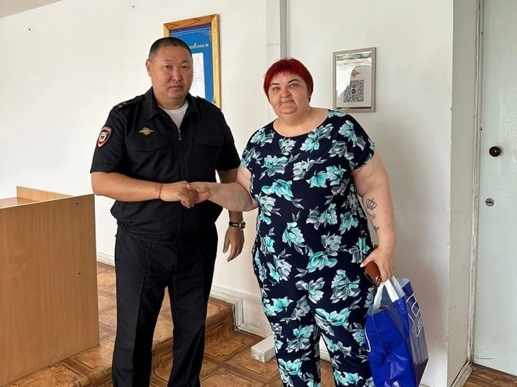 Жительница Калмыкии получила подарок от стражей порядка
