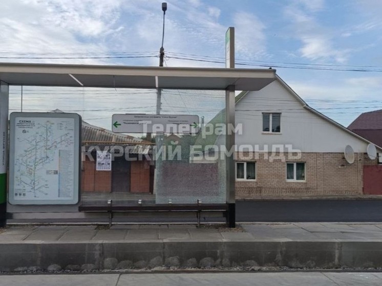 В Курске вандалы разбили стекла на новых остановках «Улица Фрунзе»