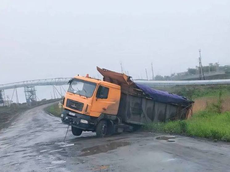 В Шахтерске второй день подряд в кювете оказываются самосвалы