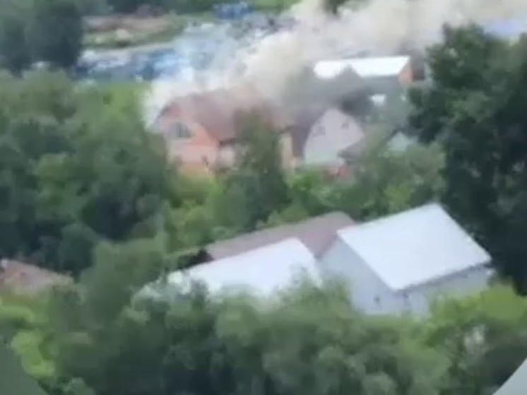 В Новосибирске после удара молнии загорелся жилой дом