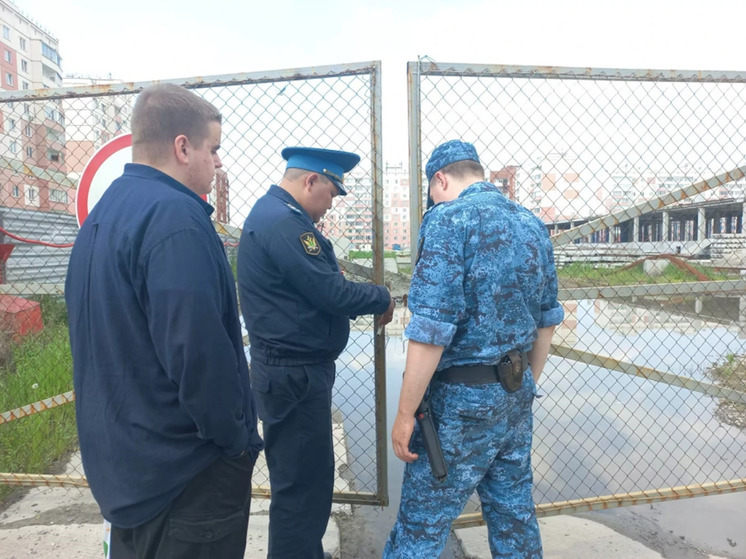 Приставы опечатали стройплощадку школы на улице Спортивной в Новосибирске на 90 суток