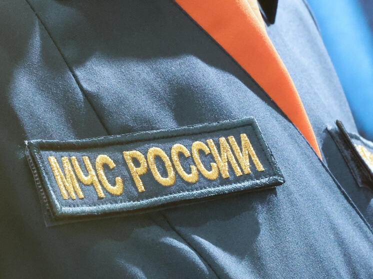В Приморье автобус с вахтовиками застрял посередине реки