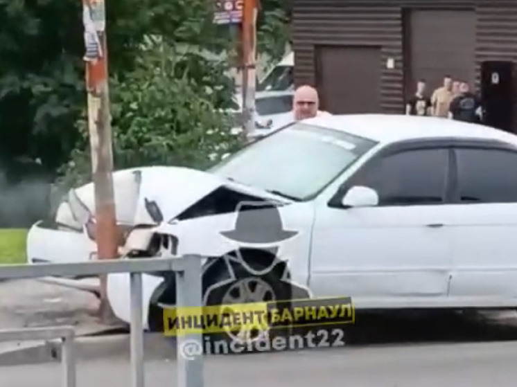 В Барнауле на Северо-Западной улице автомобиль влетел в столб