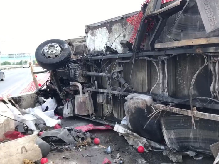 В нелепой аварии на Симферопольском шоссе перевернулся грузовик