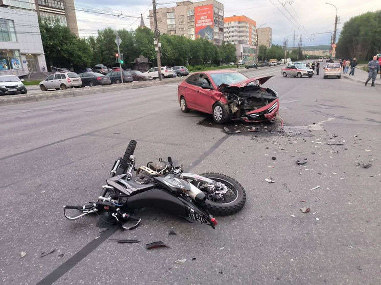 Легковушка и мотоцикл столкнулись в Мурманске: пострадали двое