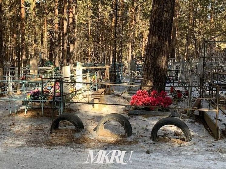 Житель Забайкалья сорвал флаги с могил участников СВО