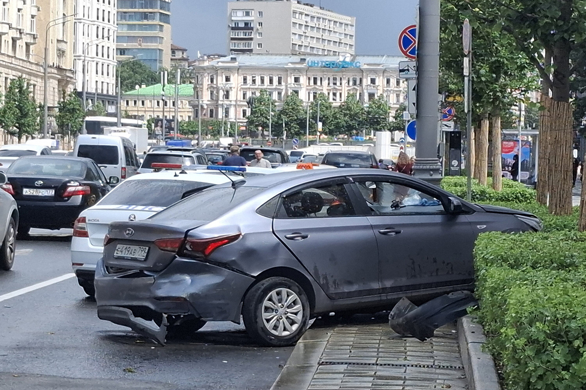 Устроивший ДТП на Садовом кольце водитель Hyundai потерял сознание за рулем  - МК