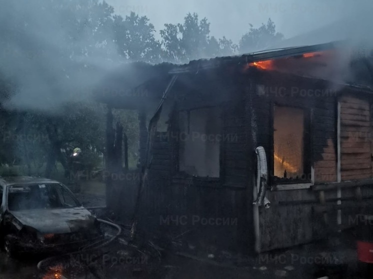 На пожаре дома и машины в Калуге погиб мужчина