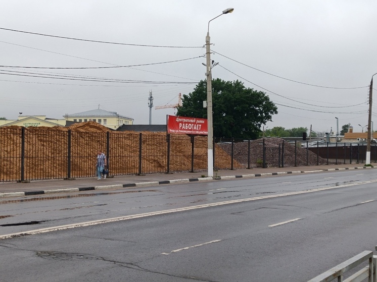 Центральный рынок в Твери скрылся за песчаными горами, но работает