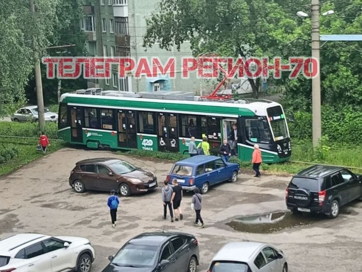 В Томске новый трамвай сошел с рельсов на улице Фрунзе